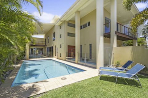 ANGOURIE HOUSE SALT VILLAGE - Holiday Sunshine Coast 0