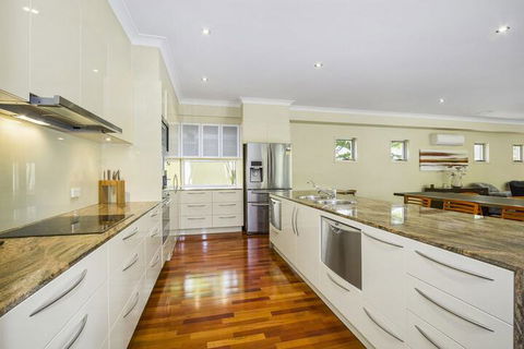 ANGOURIE HOUSE SALT VILLAGE - Holiday Sunshine Coast 2