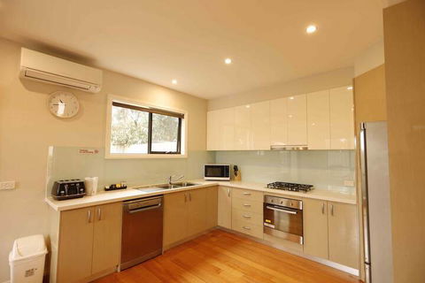 Apollo Bay Seal Apartments - Holiday Sunshine Coast 2