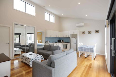 Apollo Bay Seal Apartments - Holiday Sunshine Coast 3