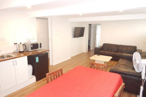 Spacious 2-Storey Home By The Bay: Sleeps 12 - Sunshine Coast Tourism 1