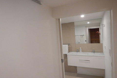 Spacious 2-Storey Home By The Bay: Sleeps 12 - Sunshine Coast Tourism 5