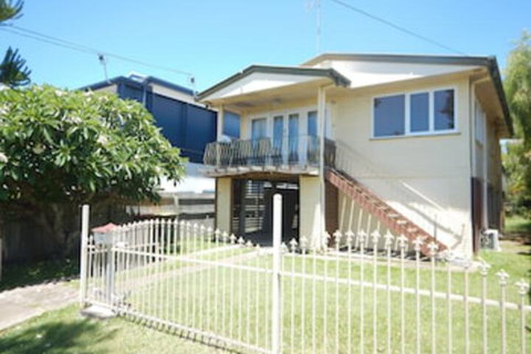 Spacious 2-Storey Home By The Bay: Sleeps 12 - Sunshine Coast Tourism 0