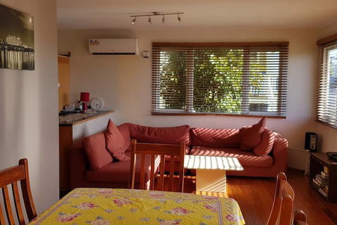 Spacious 2-Storey Home By The Bay: Sleeps 12 - Sunshine Coast Tourism 3