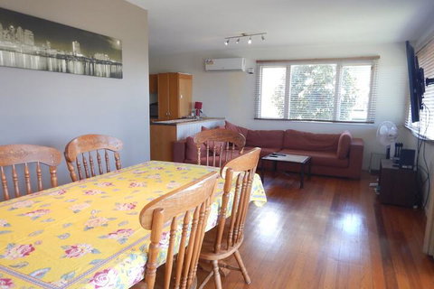 Spacious 2-Storey Home By The Bay: Sleeps 12 - Sunshine Coast Tourism 4