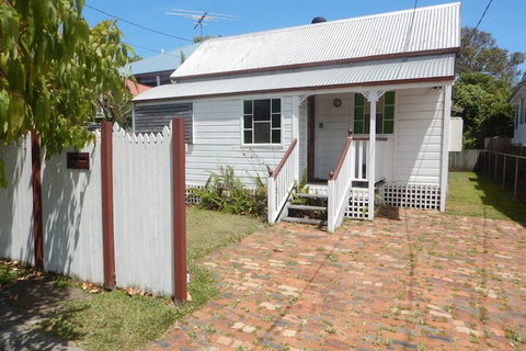 Charming, Private 3-Bedroom Cottage By The Bay - Sunshine Coast Tourism 6