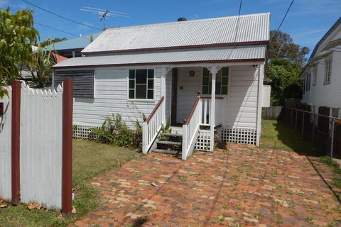 Charming, Private 3-Bedroom Cottage By The Bay - Sunshine Coast Tourism 4
