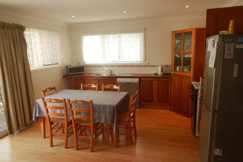 Charming, Private 3-Bedroom Cottage By The Bay - Sunshine Coast Tourism 7