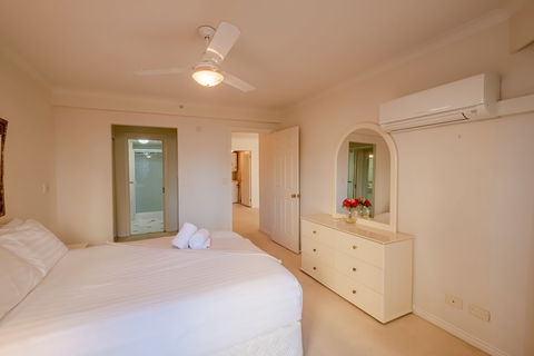 Resort-Style Apartment Opposite Beach - Holiday Sunshine Coast 6