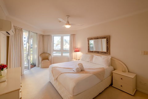 Resort-Style Apartment Opposite Beach - Holiday Sunshine Coast 3