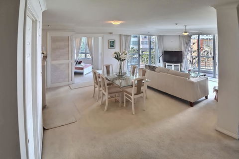 Resort-Style Apartment Opposite Beach - Holiday Sunshine Coast 4