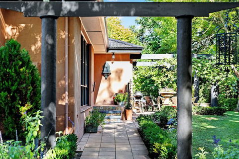 Adelaide Hills Retreats - Holiday Sunshine Coast 3