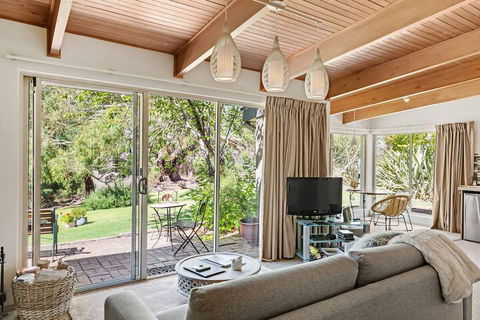 Adelaide Hills Retreats - Holiday Sunshine Coast 6