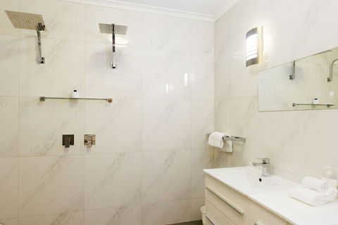 The Penthouse Port Douglas - Sunshine Coast Tourism 7