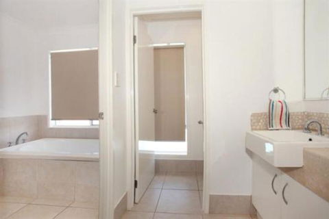 3 Bauhinia Crescent Marcoola PET FRIENDLY LINEN SUPPLIED 500 BOND - Holiday Sunshine Coast 6
