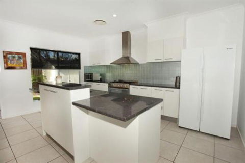 3 Bauhinia Crescent Marcoola PET FRIENDLY LINEN SUPPLIED 500 BOND - Holiday Sunshine Coast 5