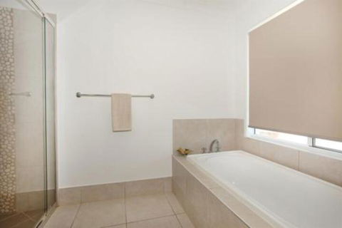 3 Bauhinia Crescent Marcoola PET FRIENDLY LINEN SUPPLIED 500 BOND - Holiday Sunshine Coast 2