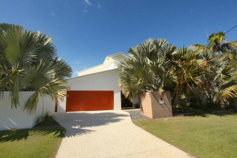 3 Bauhinia Crescent Marcoola PET FRIENDLY LINEN SUPPLIED 500 BOND - Holiday Sunshine Coast 0