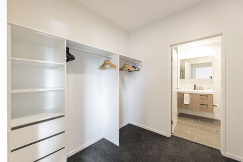 Astra Apartments Broadmeadow - Holiday Sunshine Coast 4