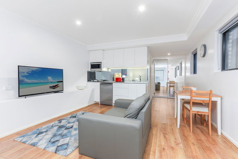 Balmain Modern Apartments - Holiday Sunshine Coast 5