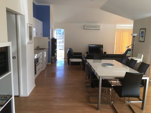 Golf And Beach Retreat - Holiday Sunshine Coast 1