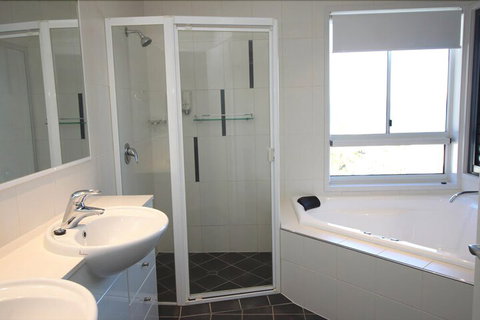 Deep Blue 14 - Holiday Sunshine Coast 5