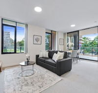HomeHotel Walking Distance to Train  Westfield - Holiday Sunshine Coast