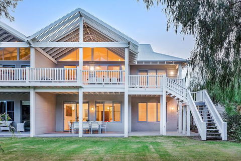 Beachfront House - Holiday Sunshine Coast 2
