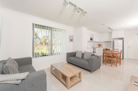 Lakeview Suites - Holiday Sunshine Coast 4
