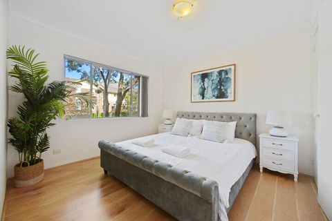 HomeHotel Luxury Close To Train Station - Holiday Sunshine Coast 1