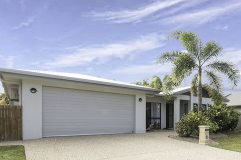 Beach Bliss Queen Bed BBQ Pool Netflix - Holiday Sunshine Coast 2