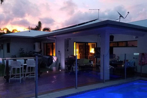 Beach Bliss Queen Bed BBQ Pool Netflix - Holiday Sunshine Coast 1