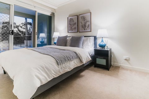 Absolute Riverfront One Bedroom Apartment - Holiday Sunshine Coast 7