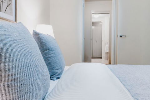 Absolute Riverfront One Bedroom Apartment - Holiday Sunshine Coast 4