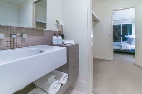 Absolute Riverfront One Bedroom Apartment - Holiday Sunshine Coast 5