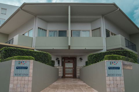Absolute Riverfront One Bedroom Apartment - Holiday Sunshine Coast 1