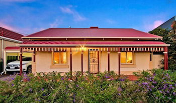 Adelaide 4 Bedroom House With Pool - Holiday Sunshine Coast 0