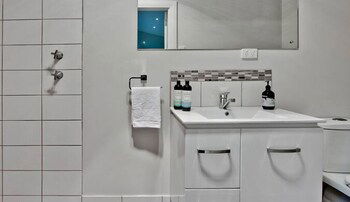 Adelaide 4 Bedroom House With Pool - Holiday Sunshine Coast 6