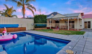 Adelaide 4 Bedroom House With Pool - Holiday Sunshine Coast 2