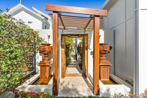 Ocean Pearl On Eclipse - Sunshine Coast Tourism 1