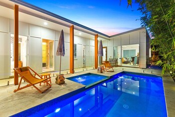 Ocean Pearl On Eclipse - Sunshine Coast Tourism 2