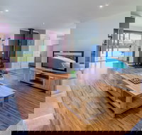 Loch Retreat 550m TO Town - Sunshine Coast Tourism