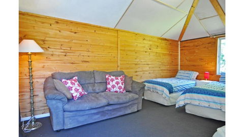 MY Fair Lady External Bathroom PET Friendly - Holiday Sunshine Coast 3