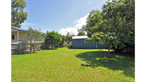 MY Fair Lady External Bathroom PET Friendly - Holiday Sunshine Coast 7