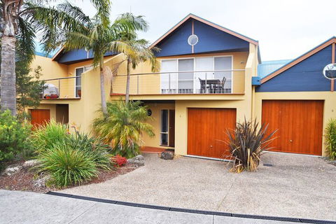 THE Sails 8 Linen Included Central Location - Holiday Sunshine Coast 1