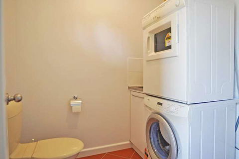 THE Sails 8 Linen Included Central Location - Holiday Sunshine Coast 5