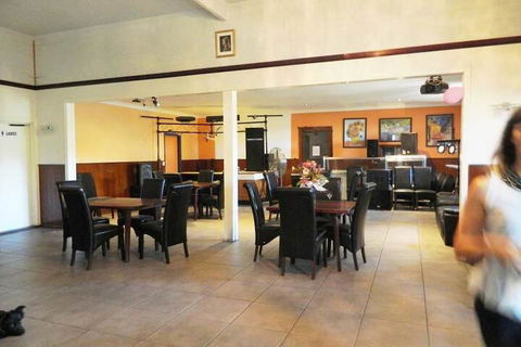 Carlon's Hotel - Sunshine Coast Tourism 4
