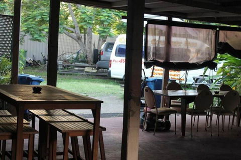 Carlon's Hotel - Sunshine Coast Tourism 6