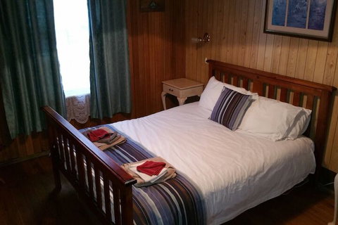 Lake Leake Inn - Sunshine Coast Tourism 2