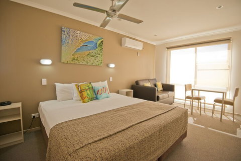 The Bowlo Holiday Cabins - Sunshine Coast Tourism 3